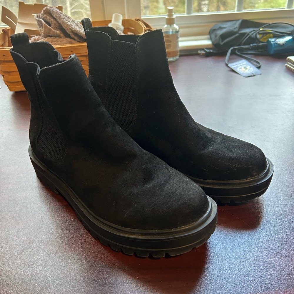 Black Women's Suede Chelsea Boots